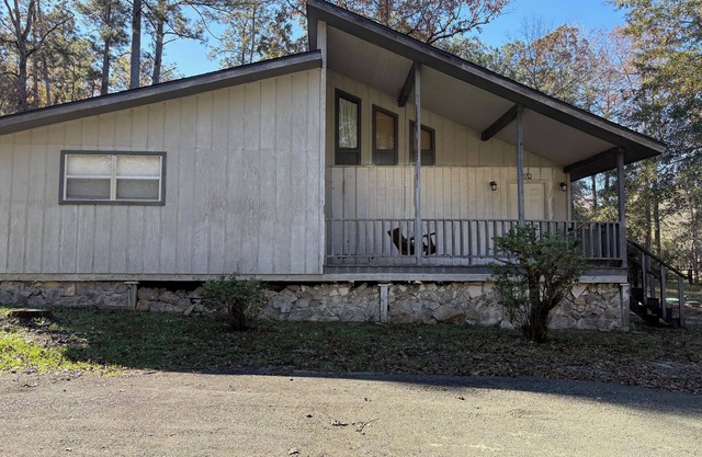 Fishing Camp 1-bedroom/Loft cabin in delightful Brookeland with AC, WiFi