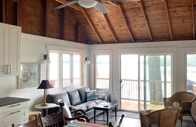 Fishing/family cottage (Renovated) on beautiful Lake Opinicon (Kingston-Ottawa)