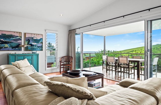 Fiskardo- Gerringong, Views of ocean and rolling hills.