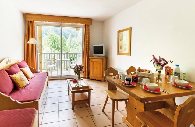 Fitness, swimming pool, sauna, hammam, terrace, balcony, parking, tv, ski locker, 48m²