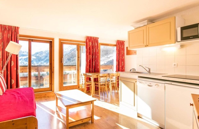Fitness, swimming pool, sauna, hammam, balcony, parking, tv, ski locker, 32-44m², Valloire