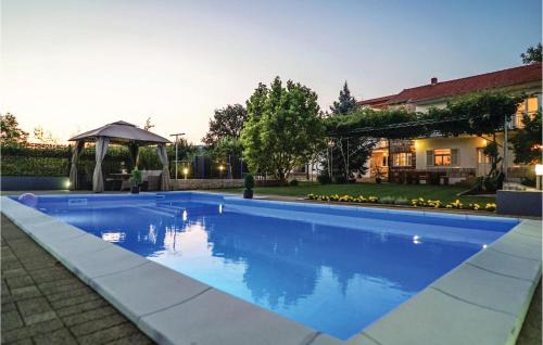 Five-Bedroom Holiday Home In Vinjani Donji