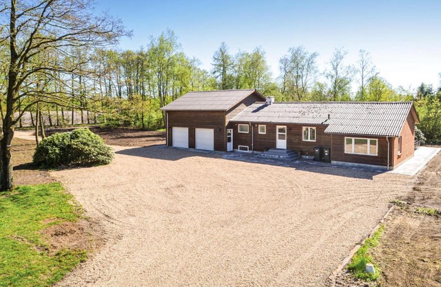 Five-Bedroom Holiday Home In Kibak