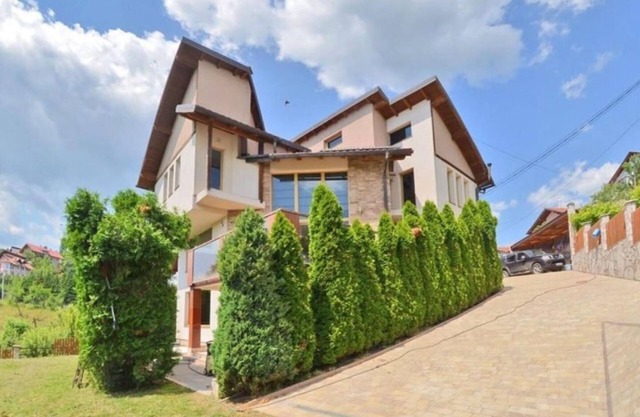 Five Bedroom Villa with Terrace and Garden