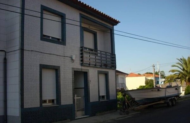 FIVE DOUBLE BEDROOMS, TWO BATHROOMS, 30 METERS FROM THE SEA AND 200 FROM THE BEACH