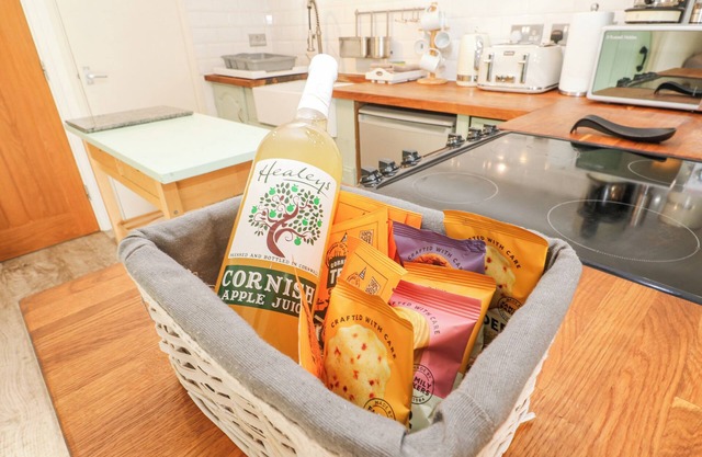 FIVE ELEMENTS BARN, pet friendly, with hot tub in St Agnes