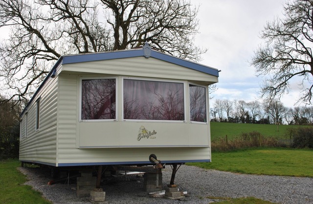 Five minute drive to the beach. Own large garden. Parking with your own access.