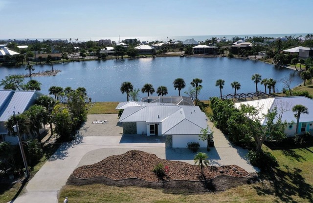 Five Palms: Coastal Retreat w Private Pool on Lake