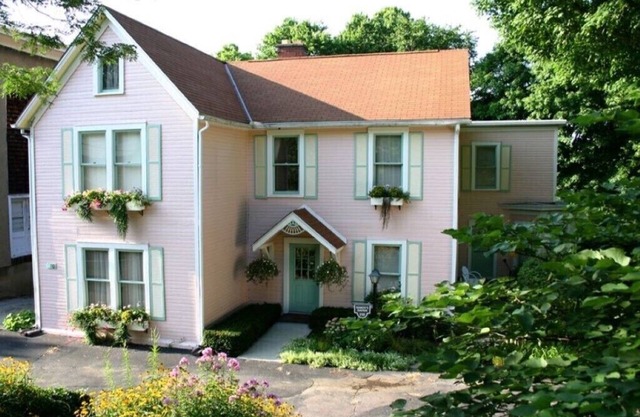 Five room Suite in quiet Victorian neighborhood walking distance to downtown.