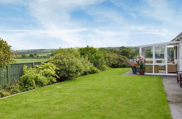 Five Star Large detached house with hilly landscape views