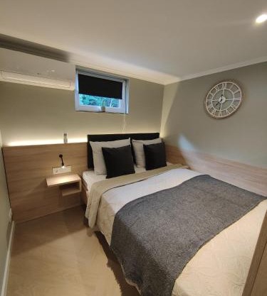 Five Studios - Premium Rooms with King Size Bed, Kitchen, AC, close to Ramstein Air Base