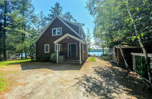 FL Amazing Lake House 20 min from Bretton Woods. Stunning water views! Bonus Room.