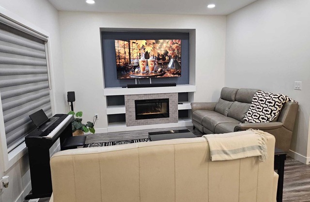 Flamingo Home! A family-friendly home with 4 bedrooms and 3 bathrooms.