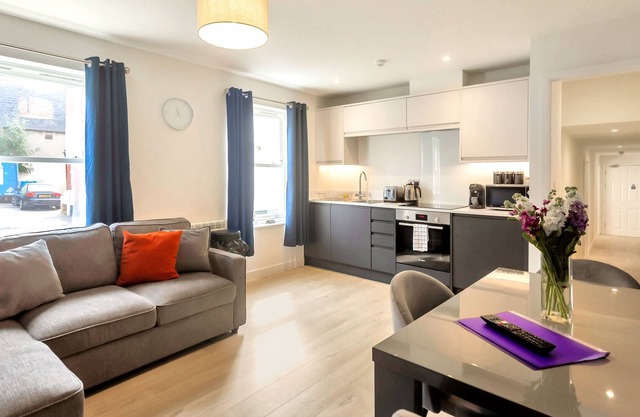 Flat 1, 10E, St Paul's 2 Bedroom newly refurbished Apartment in central location