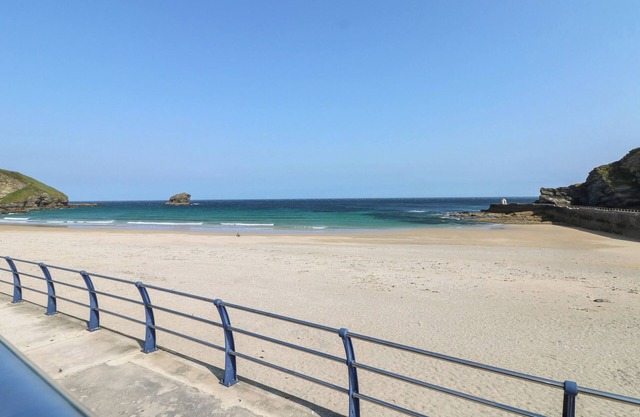 FLAT 1 MARINA COURT, pet friendly, with a garden in Portreath