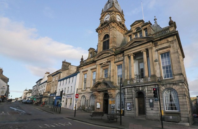 FLAT 1, pet friendly, character holiday cottage in Kendal
