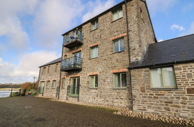 FLAT 2, country holiday cottage, with a garden in Pembroke
