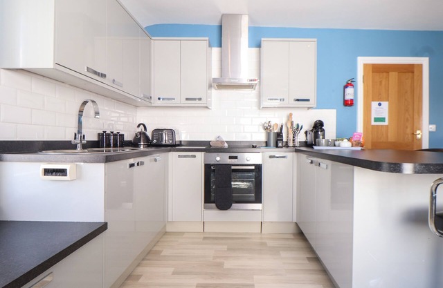 FLAT 2 NILES PLACE, pet friendly in St Merryn