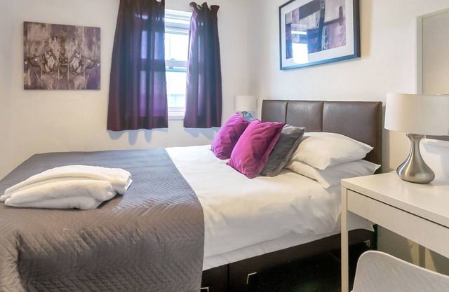 Flat 3, Cheltenham, St George's - Stylish self contained 4 bed apartment, 2 bathrooms, in great loca