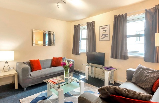 Flat 4, Cheltenham, St George's - Family Friendly self contained 4 bedroom apartment