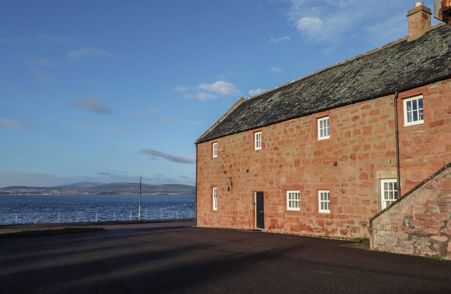 FLAT 4, THE BYRE, romantic, country holiday cottage in Cromarty