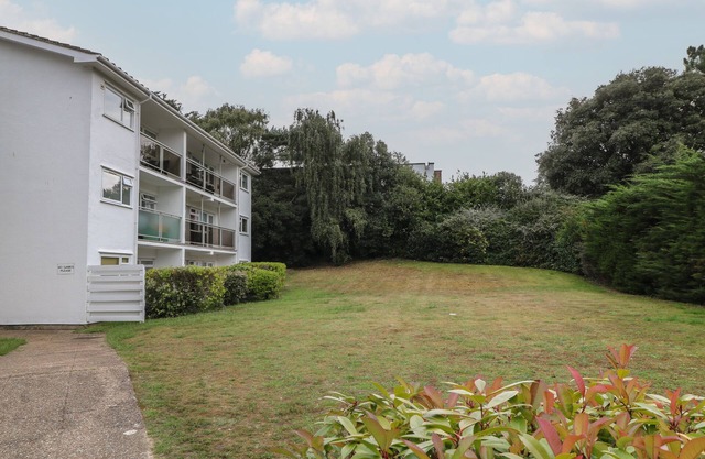 FLAT 5 FAIRWINDS, pet friendly, with a garden in Canford Cliffs