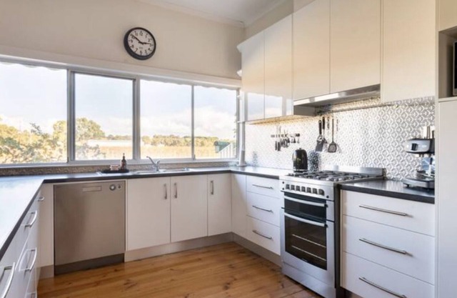 Flat Creek Retreat - McLaren Flat - 5 Bedrooms - NOTE; CHARGE IS PER BEDROOM