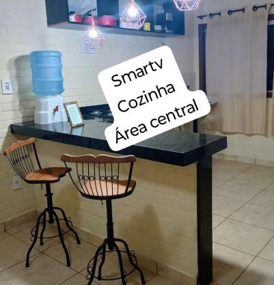 Flat de 2 quartos com AR na área central de GV com conzinha completa-garagem-wifi-Bom p grupos ou familias ou empresas