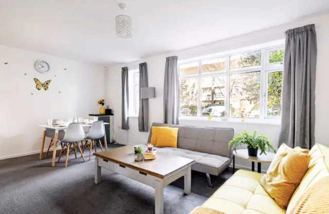 Flat in leafy Sale, Manchester