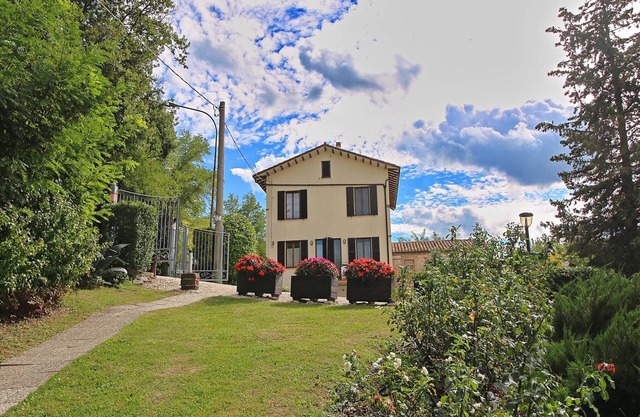 Flat in Piticchio with Scenic Views & Pool