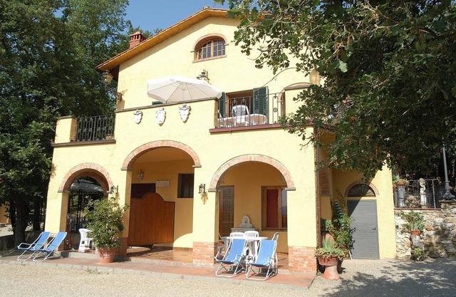 Flat in San Donato, Chianti, Tennis court,pool,barbecue,village walk distance,F4