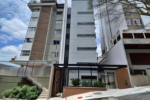 Flat no Centro com varanda, garagem e Ar Cond.