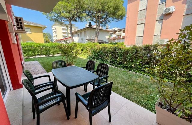 Flat with a private garden next to the sea