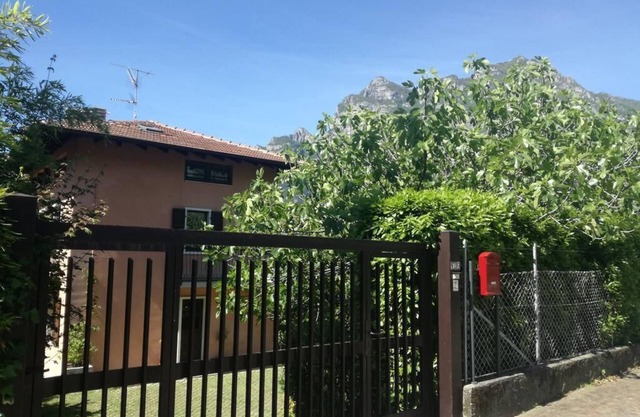 Flat with garden in quiet green neighborhood, 2 bikes, storage, private parking