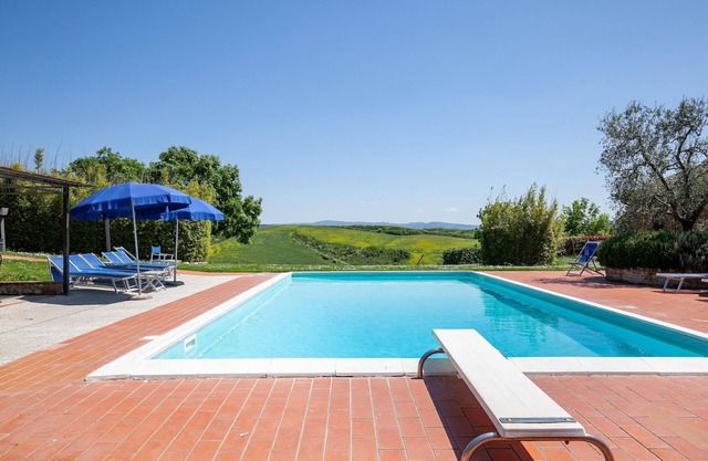 Flat with swimming pool and air conditioning