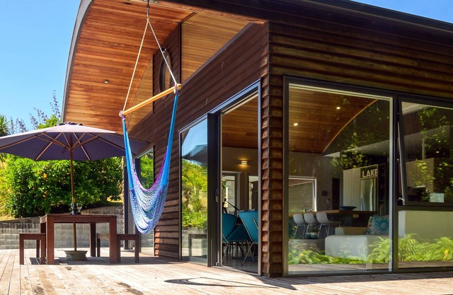 FLAXWATER BACH - LAKE TARAWERA HOLIDAY HOME in Lake Tarawera