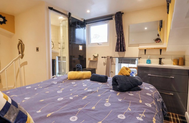 FLEMINGATE COTTAGE, romantic, with a garden in Beverley