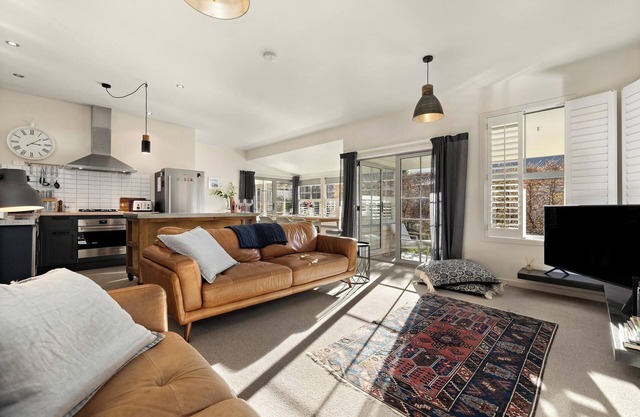 Fletcher Cottage - Modern Arrowtown cottage with Hot-tub!