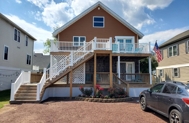 Flexibility, Great Value 7 Bedrm, 4 Bath, Home, Beach 2.5 Blocks