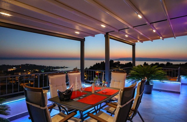 FLEXIBLE ARRIVAL! Fantastic penthouse with terrace and sea view, three bedrooms