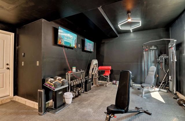 FlightDeck/FullGym/HotTub/Fireplace/OutdoorProjector/NearAirport