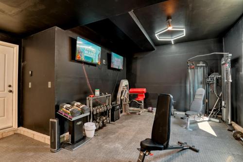 FlightDeck HotTub Fireplace NearAirport FamilyHome