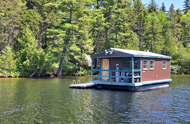 Floating Cabin on Moosehead Lake **veteran, first-responder, educator discounts*
