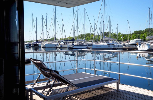 Floating 44 in Boltenhagen - Festliegende Hausboot in der Weißen Wiek