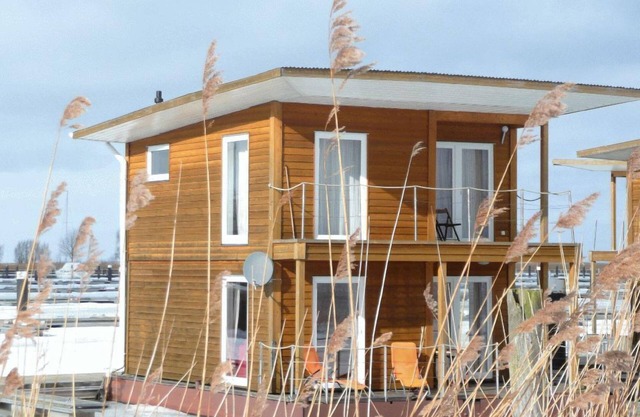 Floating Houses - Komfortable Schwimmende Ferienhäuser im Krösliner Yachthafen