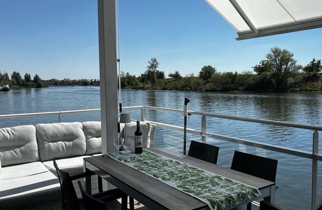 Floating luxury Maasvilla - houseboat with dog & boat jetty 5045597
