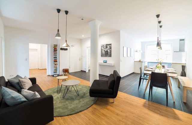 Floor 2 (Apt. 4 + 5) 195 SQM & 5 BR/ENTIRE FLOOR: MAX 21 PERSONS
