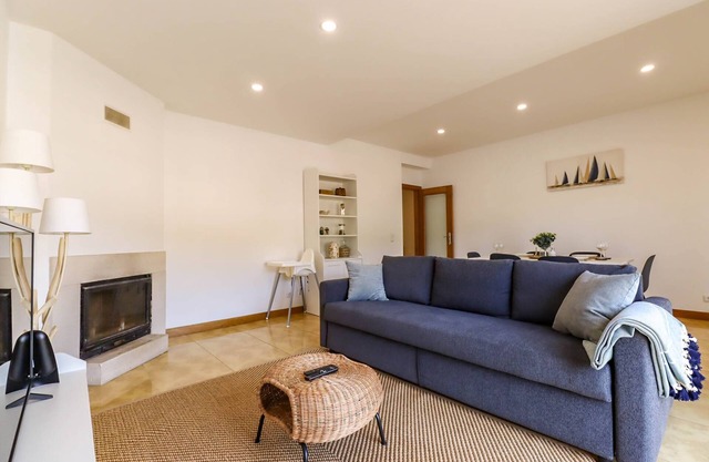 Flor do Mar - Spacious Apartment with Balcony