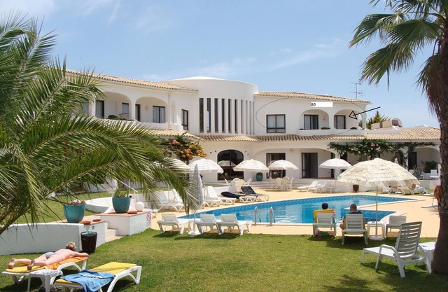 Flor do Vale - Two bedroom apartment direct acess to garden & Pool