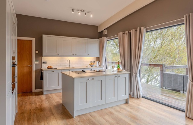 Flora - a lodge that sleeps 6 guests in 3 bedrooms